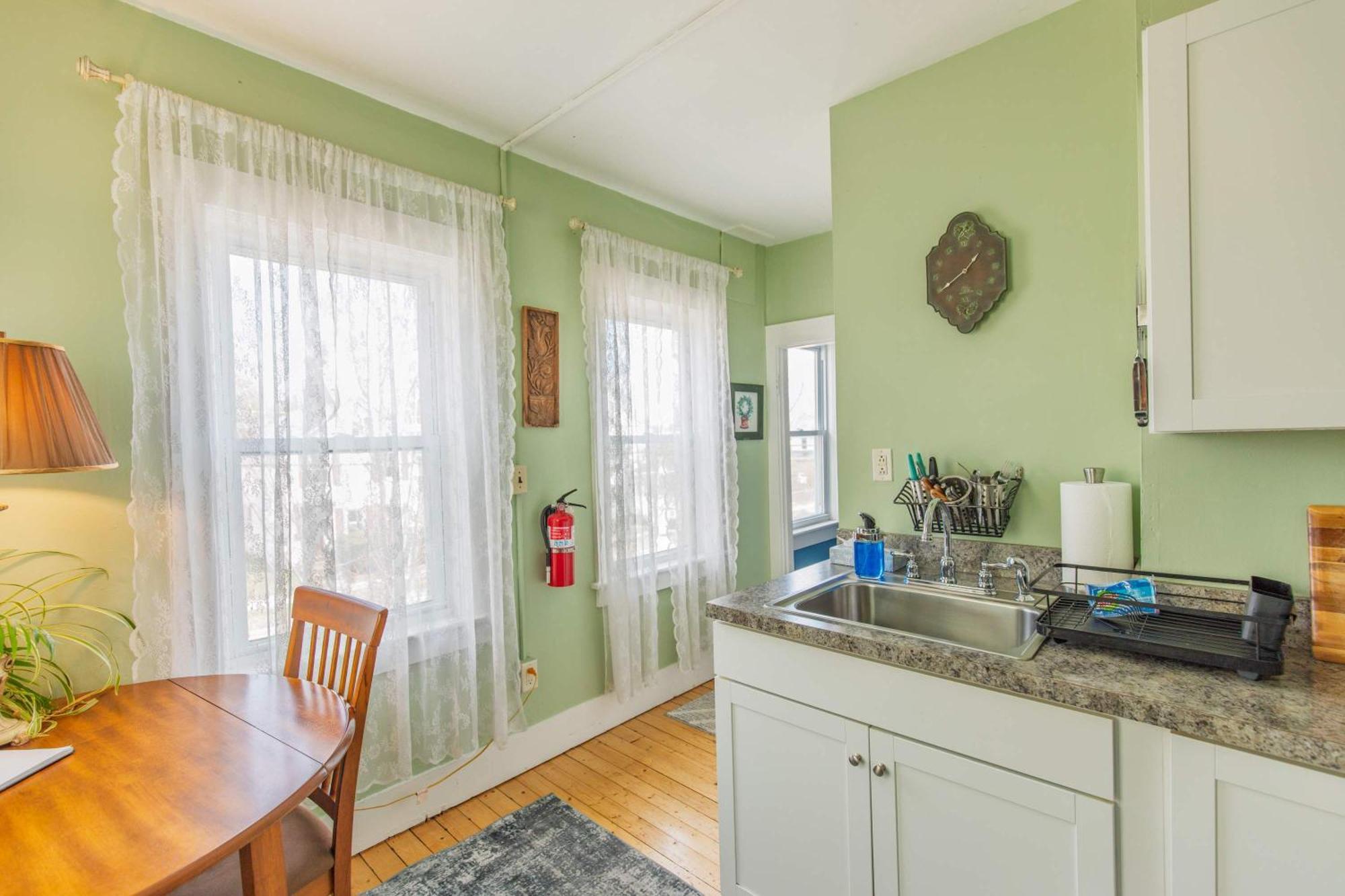 Centrally Located With Lake Views Burlington Exterior foto